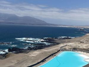 an aerial view of a beach and a swimming pool at Departamento Antofagasta. Playa privada in La Chimba