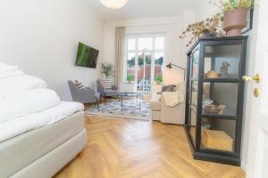 un salon avec un canapé et une table dans l'établissement Hansekoje direkt an der Hafenspitze, à Flensbourg