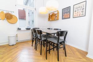 une salle à manger avec une table et des chaises noires dans l'établissement Hansekoje direkt an der Hafenspitze, à Flensbourg