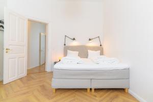 - une chambre avec un lit blanc et des draps blancs dans l'établissement Hansekoje direkt an der Hafenspitze, à Flensbourg