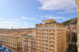 ナポリにあるNeapolitan Skyscraper Suitesのバルコニー付きの建物
