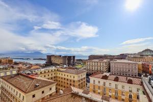 une vue aérienne sur une ville avec des bâtiments dans l'établissement Neapolitan Skyscraper Suites, à Naples