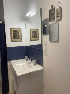 a bathroom with a sink and a mirror at Gîte rural entre Pays d'Auray et baie de Quiberon in Ploemel