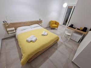 - une chambre avec un lit et 2 serviettes dans l'établissement Neapolitan Skyscraper Suites, à Naples