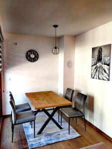 uma sala de jantar com uma mesa de madeira e cadeiras em Borovi 3, apartman 3 em Divčibare