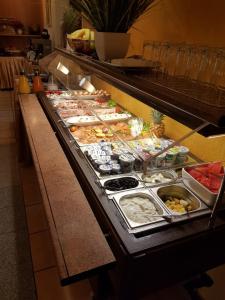 ein Buffet mit vielen verschiedenen Speisen in der Unterkunft Hotel Drei Kronen in Dortmund