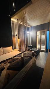 マナリにあるWorthMiles Resortのベッドルーム(大型ベッド1台、テーブル付)