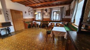 ein Restaurant mit Tischen und Stühlen in einem Zimmer in der Unterkunft Neufangbauer, Familie Sabine und Peter Hauser in Dorfgastein
