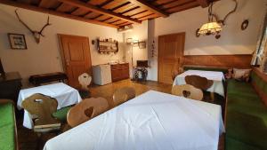 una habitación con 2 mesas y sillas y una cocina en Neufangbauer, Familie Sabine und Peter Hauser, en Dorfgastein