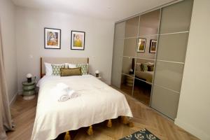 - une chambre avec un lit et 2 serviettes dans l'établissement Modern newly refurbished 2nd floor stylish flat in Fitzrovia, à Londres