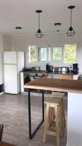 Η κουζίνα ή μικρή κουζίνα στο Casa Nature View Golf Sierra de los Padres Mar del Plata