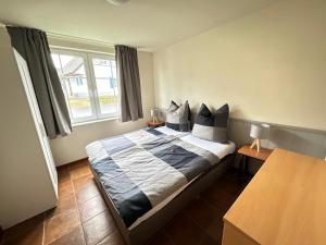 Un dormitorio con una cama con almohadas. en Charmantes Ferienhaus an der Mosel, en Ediger-Eller