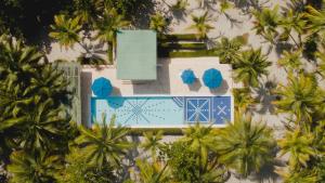 an overhead view of a resort with a pool and palm trees at La Mar de Bien Tayrona in Buritaca