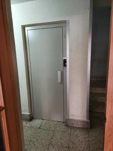 uma porta branca num corredor com escadas em Apartamento Moderno en León ciudad em León