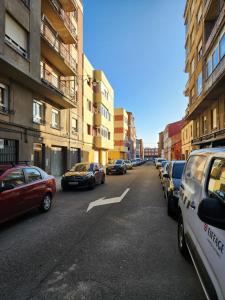 een straat met auto's aan de kant van de weg bij Apartamento Moderno en León ciudad in León