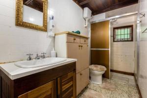 a bathroom with a sink and a toilet at Chalé inteiro completo a 5 min a pé do Capivari - Campos do Jordão in Campos do Jordão +26 photos