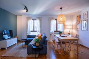 ピエドラフィタ・デ・ハカにあるLas Vistas de Peña Blancaの青いソファとテーブルのあるリビングルーム