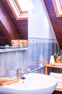 ピエドラフィタ・デ・ハカにあるLas Vistas de Peña Blancaのバスルーム(シンク、白いシンク付) +39枚の写真