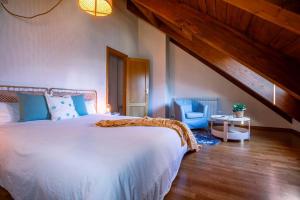 ピエドラフィタ・デ・ハカにあるLas Vistas de Peña Blancaの大きな白いベッドと椅子のある寝室