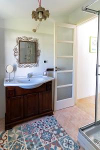 シラクーサにあるBuona Ondaのバスルーム(洗面台、鏡付)
