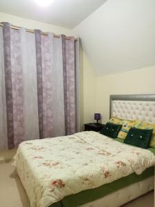 - une chambre dotée d'un grand lit avec des rideaux et d'un lit sidx sidx dans l'établissement ifrane house, à Ifrane