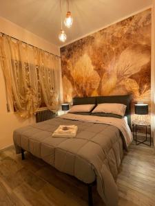 sypialnia z dużym łóżkiem z obrazem na ścianie w obiekcie Casa del castorino w mieście Abbadia San Salvatore