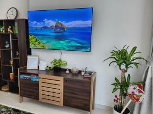 Damac Hills Cozy Studio Apartment في دبي: غرفة معيشة مع تلفزيون على الحائط