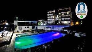 una piscina frente a un edificio por la noche en Hotel Marqués de San Luis, en Melgar