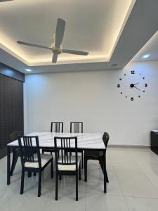a dining room with a table and chairs and a ceiling fan at Sandakan IJM condo full-equipped homestay in Sandakan