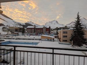 een resort met een zwembad in de sneeuw bij Appartement PIED DES PISTES in Les Deux Alpes