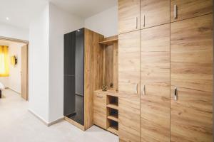 Καλλιστώ apartments في نافبليو: حمام مع خزائن خشبية وممشى في الدش