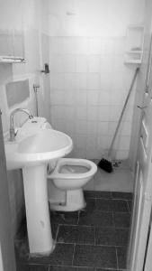 ein Bad mit einem WC und einem Waschbecken in der Unterkunft Hospedagem da Lua no Sobrado Delas in Alter do Chao