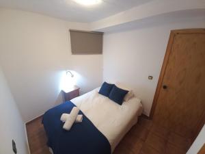 ein Schlafzimmer mit einem Bett mit Kreuz darauf in der Unterkunft Plaza Pradollano Edificio Montblanc 4 pax in Sierra Nevada