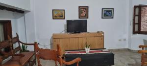 a living room with a tv on a wooden cabinet at Casa MOVA in San Lorenzo