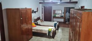 1 dormitorio con 2 camas y vestidor en Casa MOVA en San Lorenzo