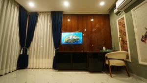 sala de estar con TV, mesa y silla en PANORAMIC PARADISE, en Alwar