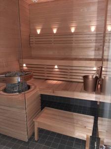 uma sauna com um banco e um balde em Upea kaksio Näsijärven rannalla em Tampere