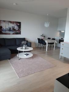 uma sala de estar com um sofá e uma mesa em Upea kaksio Näsijärven rannalla em Tampere