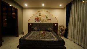 1 dormitorio con 1 cama grande y cabecero grande en PANORAMIC PARADISE, en Alwar