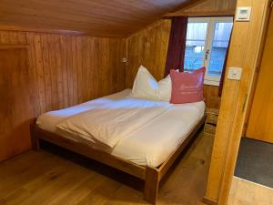 Rúm í herbergi á Hotel Jägerstübli Grindelwald