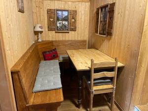 Rúm í herbergi á Hotel Jägerstübli Grindelwald