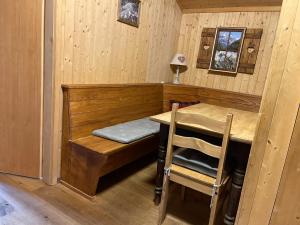 Rúm í herbergi á Hotel Jägerstübli Grindelwald