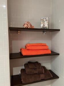 een badkamer met planken met handdoeken erop bij Apartamento turístico 2 hab. in Vera