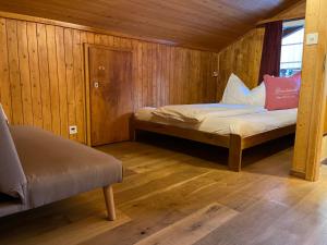 Rúm í herbergi á Hotel Jägerstübli Grindelwald