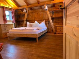 Rúm í herbergi á Hotel Jägerstübli Grindelwald