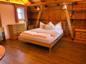 Rúm í herbergi á Hotel Jägerstübli Grindelwald