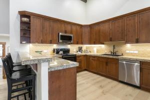 una cucina con armadi in legno e piano di lavoro di 26 Par6 Townhomes townhouse a Beaver Creek