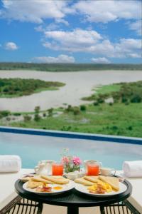 伊基托斯的住宿－Hotel de Turistas Iquitos，餐桌上的盘子,享有美景