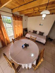 una sala da pranzo con tavolo e letto di Cielos Patagónicos Aparts a El Calafate