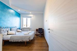1 dormitorio con 1 cama con pared azul en Stylish Apartment Rome, en Roma